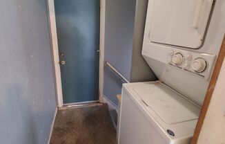 2 beds, 1 bath, 800 sqft, $895, Unit 2164A Upper