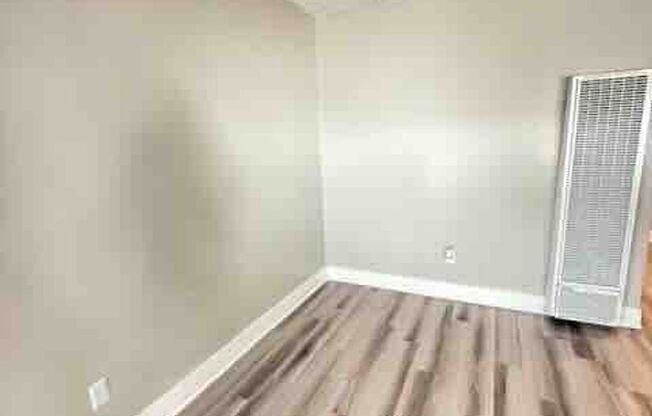 2 beds, 1 bath, 818 sqft, $2,100, Unit 036