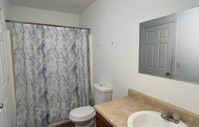 2 beds, 1 bath, $900, Unit 645 N Gordon