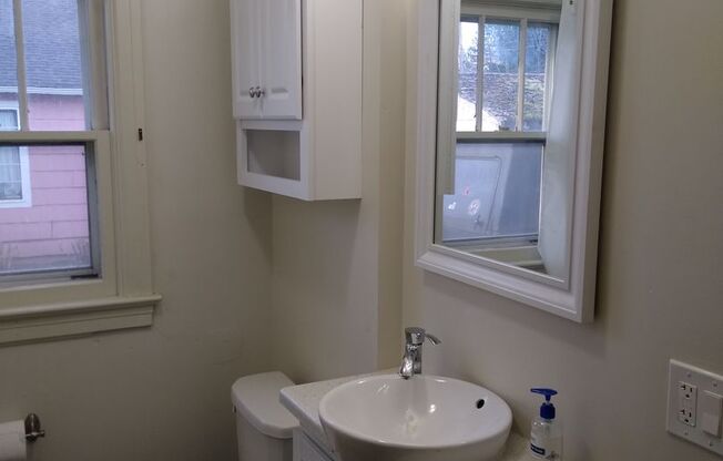 Charming Bungalow on a Sunny Corner Lot – 2 bed 1 bath