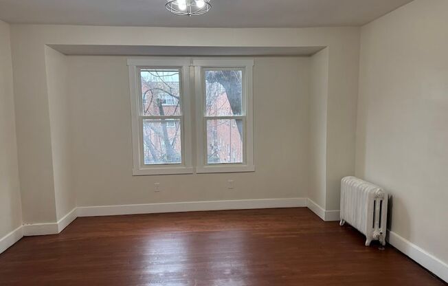 3 beds, 1 bath, $2,395, Unit 5714A Beacon Street