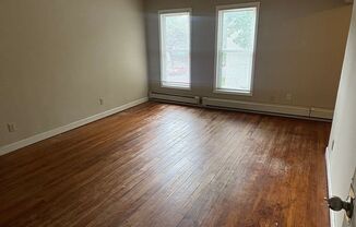 562 Edmund Ave W