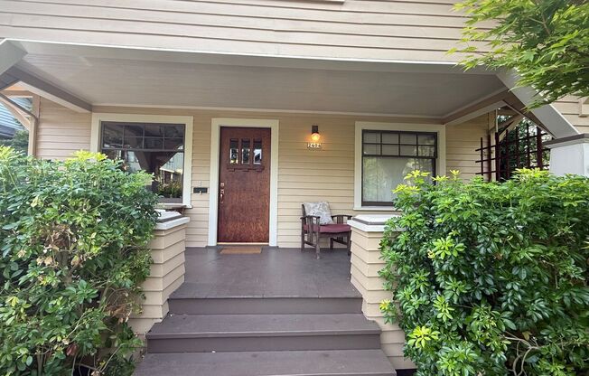 Beautiful Fully Furnished Home in Close-In SE Portland Short Term, 4 bed 3 bath!