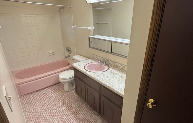 2 beds, 1 bath, 800 sqft, $999, Unit Custer-302