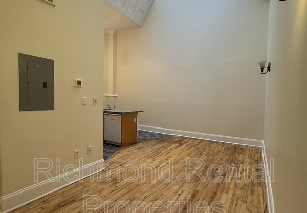 11 E BROAD ST