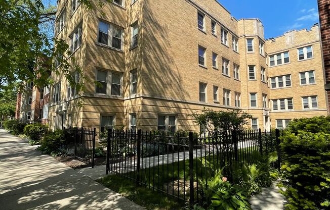 Spacious and Renovated 1 BR In Loyola!