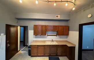 3 beds, 1 bath, $1,800, Unit 1313-2F