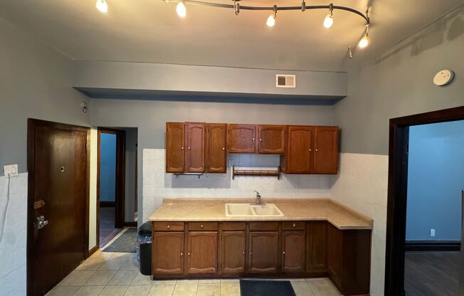 3 beds, 1 bath, $1,800, Unit 1313-2F