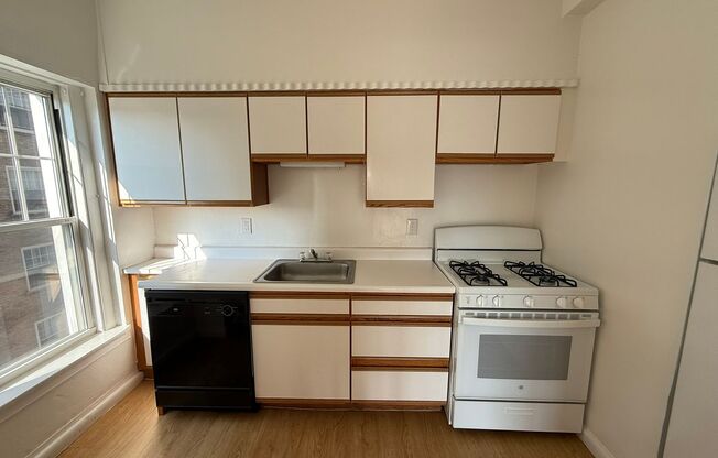 1 bed, 1 bath, 572 sqft, $1,510, Unit Old King Edward 46