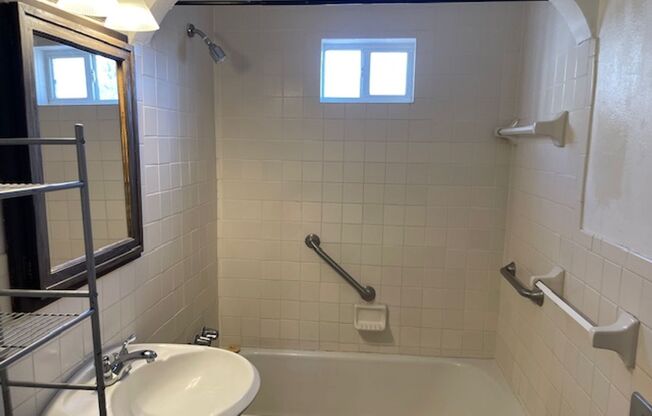 2 beds, 1 bath, $1,150