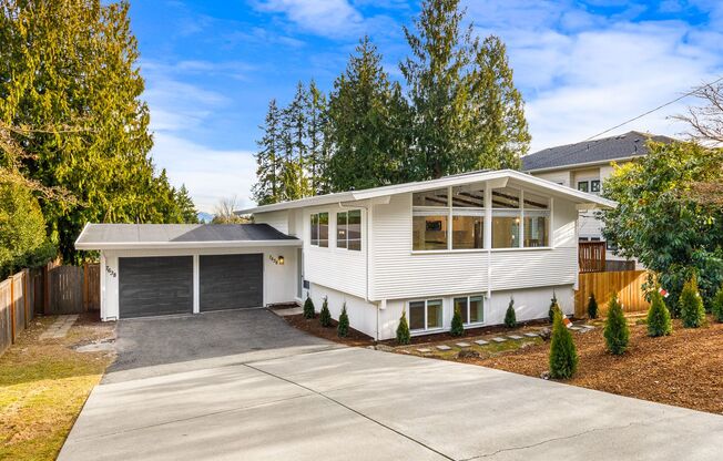 Gorgeous Fully Renovated 5 Bedroom Redmond/Bellevue/Kirkland Border