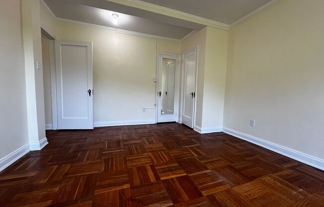 2 beds, 1 bath, 975 sqft, $2,055, Unit Royal York 802