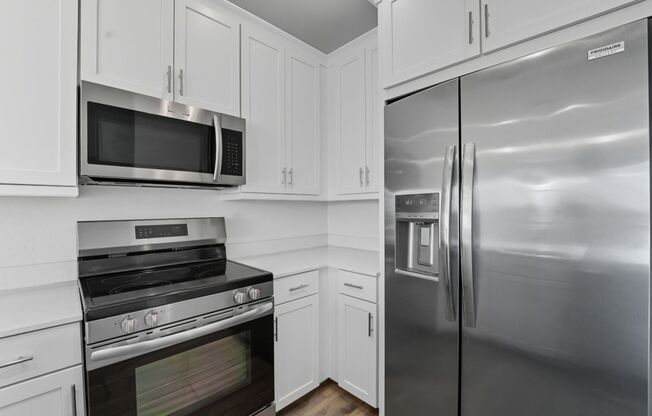 Like new Luxurious Modern townhome with 2 Master Suits in Warner Meadows!