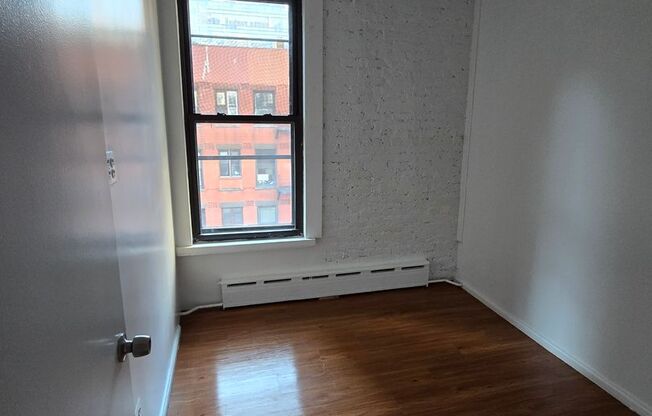 3 beds, 1 bath, $3,300, Unit 370 - 4D