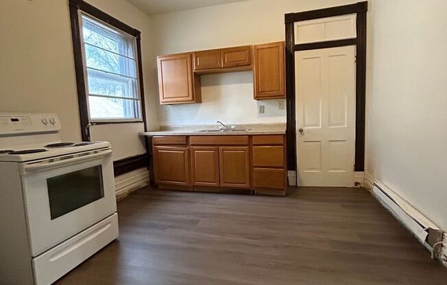 2 beds, 1 bath, $750, Unit #1