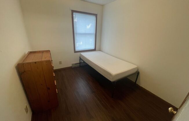 2 beds, 1 bath, 650 sqft, $1,700, Unit Unit 27