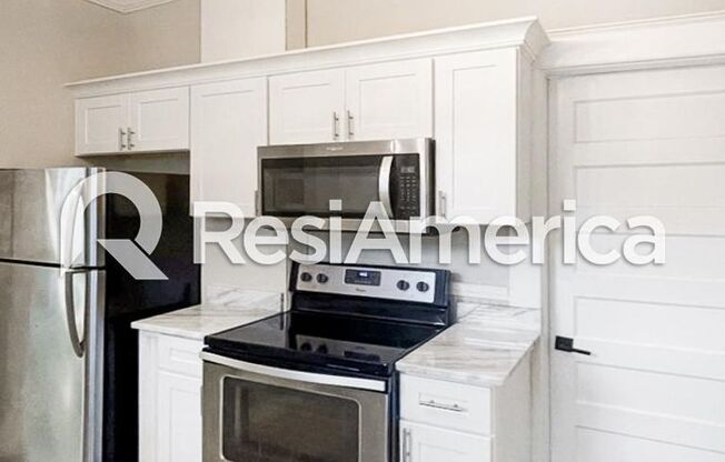 2 Bedroom/1 Bathroom Midtown Charmer!