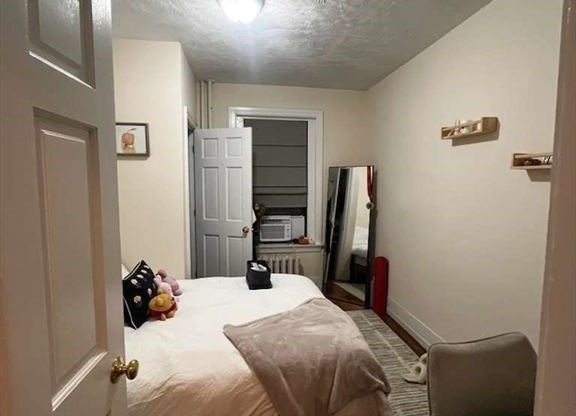 3 beds, 1 bath, 837 sqft, $5,600, Unit 4