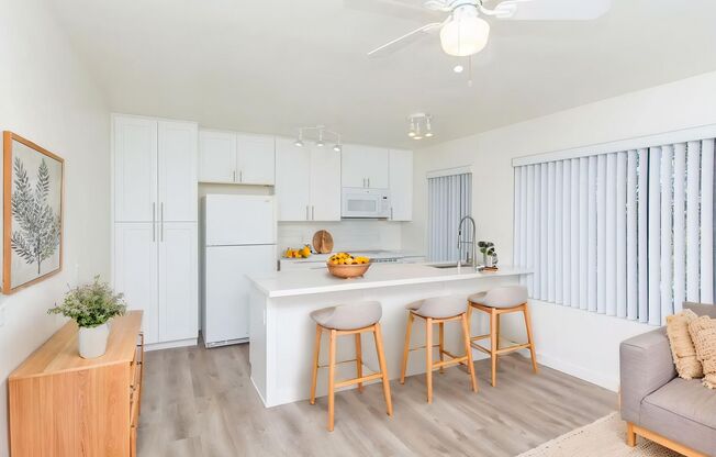 On Sail Bay in Pacific Beach! Updated 2 Bedroom / 2 Bath Condominium REDUCED DEPOSIT $2000!