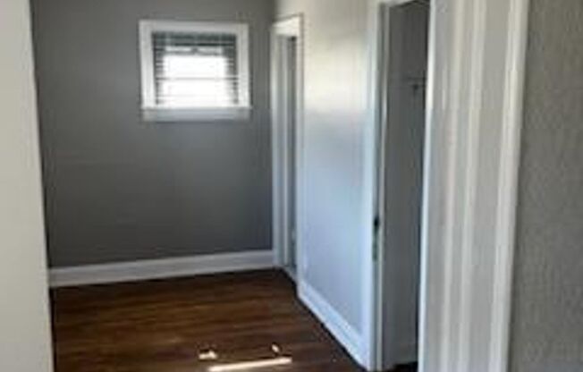 1 bed, 1 bath, $995, Unit 2910 Ludlow Road #5