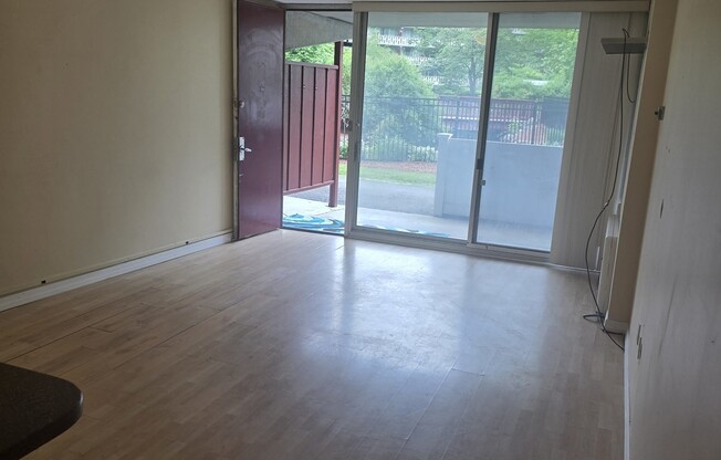 2 beds, 1 bath, 810 sqft, $3,000, Unit T35