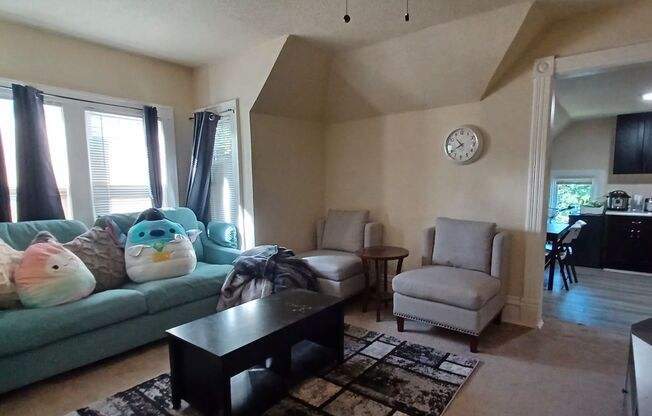 2 beds, 1 bath, 950 sqft, $1,365, Unit Unit 2