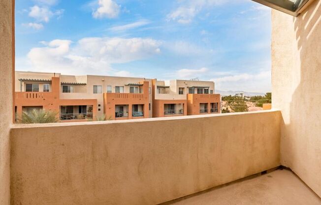 Sought after Park Avenue Condominiums/Top Floor Three Bedroom