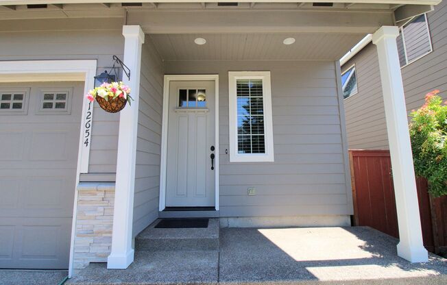 Welcoming Newer 3 Bed/2.5 Bath Home in Charming Oregon City Neighborhood