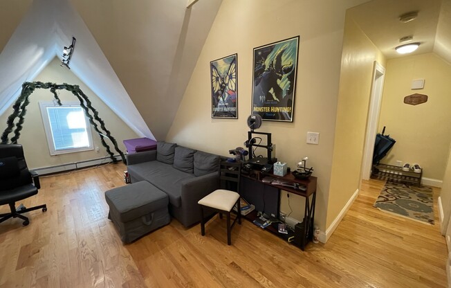 2 beds, 1 bath, $3,700, Unit 3