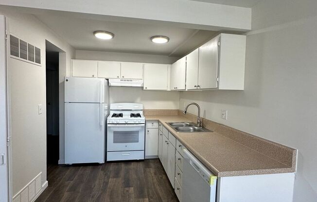2 beds, 1 bath, 905 sqft, $1,400, Unit 5474-C