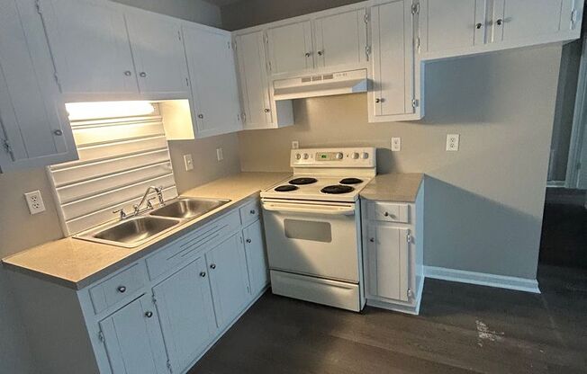 21 W Colonial