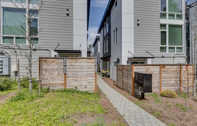 Modern & Bright Seattle 4 Bed Townhome!