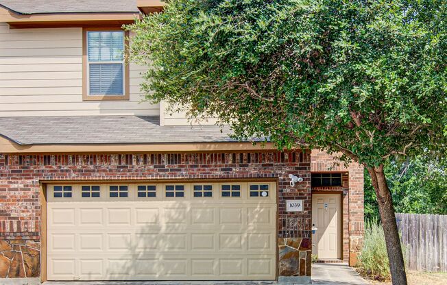 AVAILABLE NOW! Beautiful 3 Bedroom Duplex Located in New Braunfels, Texas!