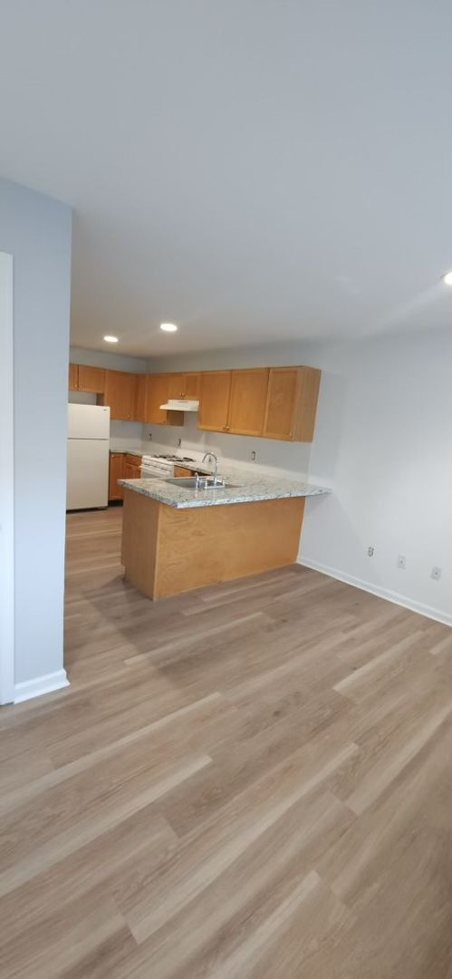 2 beds, 1 bath, 700 sqft, $2,525, Unit 13