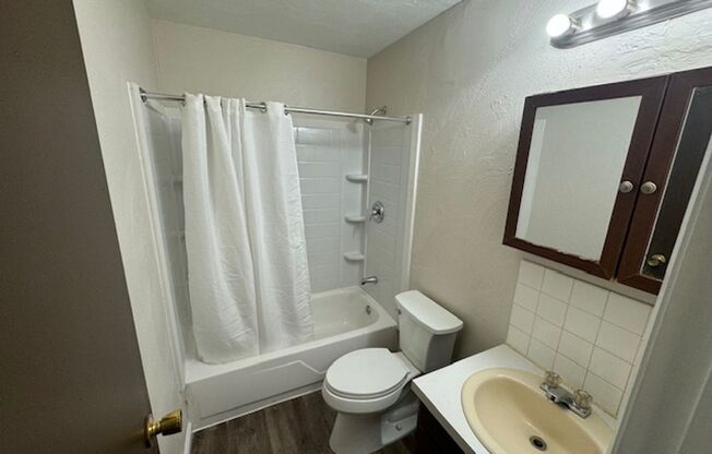 2 beds, 1 bath, 800 sqft, $850, Unit Unit #12