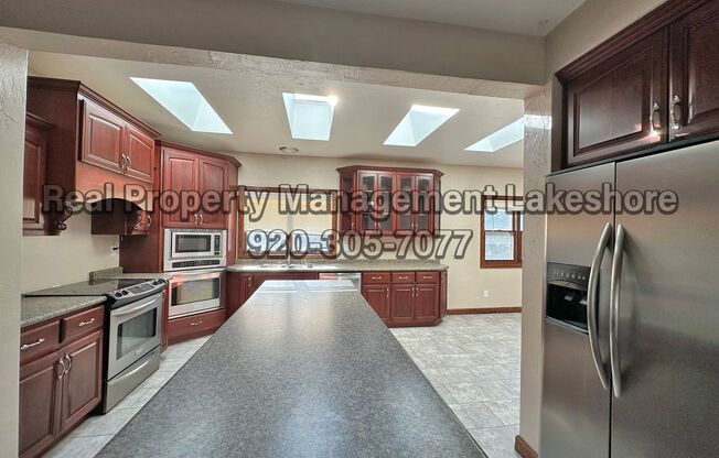 HUGE 8 Bedroom 4 Bathroom home | Close to UWO