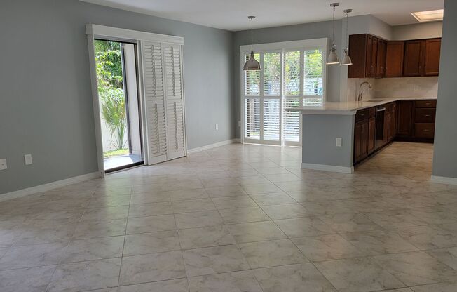 Annual UNfurnished beautifully renovated 2/2 ground floor condo downtown Sarasota