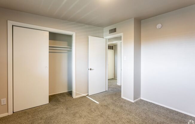 2 beds, 1 bath, 810 sqft, $1,195, Unit 76