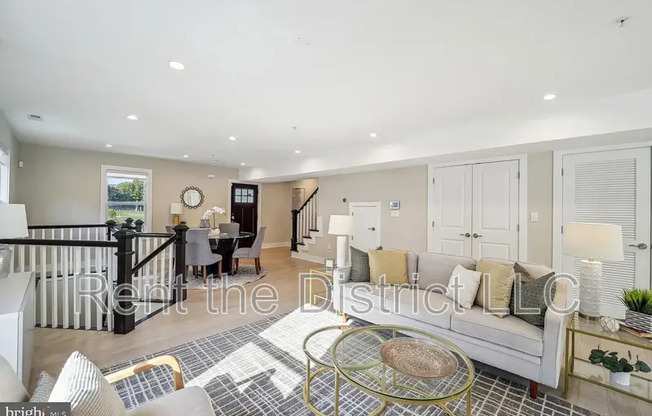 901 LAWRENCE ST NE