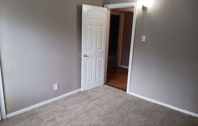 3 beds, 2 baths, $1,250