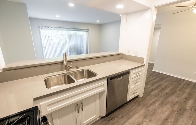 2 beds, 1.5 baths, 1,095 sqft, $2,598, Unit 100