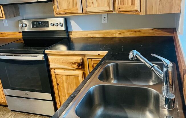 2 beds, 1 bath, 888 sqft, $1,580, Unit 612