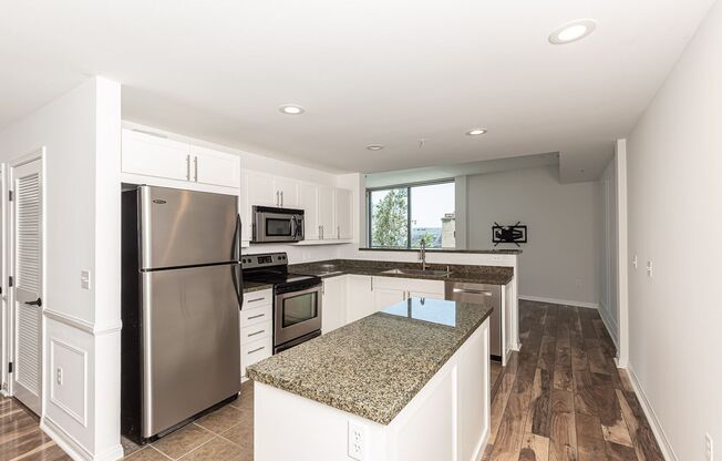 ***2 BED 2 BATH CONDO***PET-FRIENDLY***ASSIGNED PARKING***NEXT DOOR TO PETCO PARK***