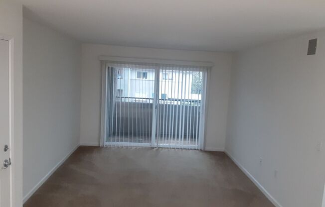 3 beds, 2 baths, 1,076 sqft, $2,250, Unit 2002