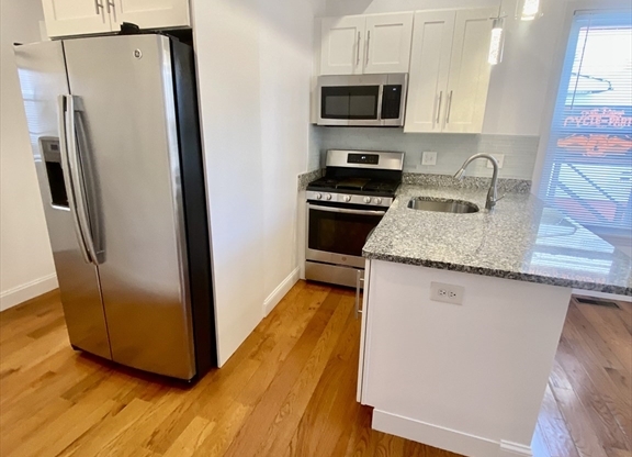 1 bed, 1 bath, 700 sqft, $2,200, Unit 1R