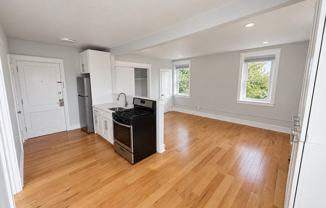 Studio, 1 bath, $1,100, Unit 44