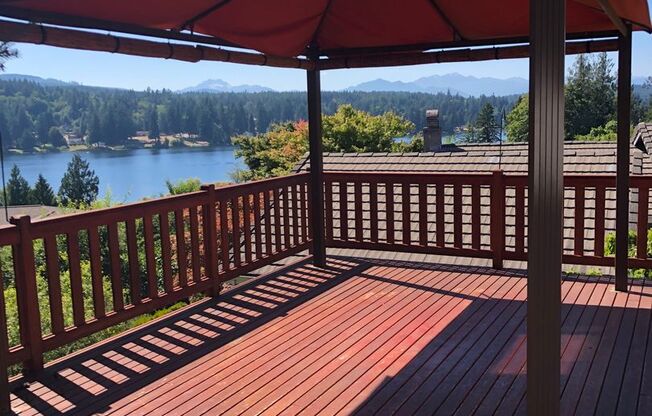 UNIQUE RAMBLER with views in Dockside at Kitsap Lake!