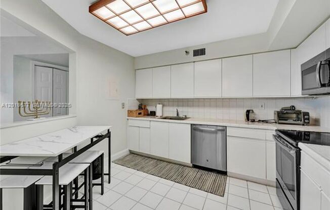 2 beds, 2 baths, $3,500, Unit # 3302