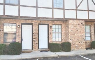 2 Bedroom 2.5 bath apartment in residential south Denton area. Ecellent location.