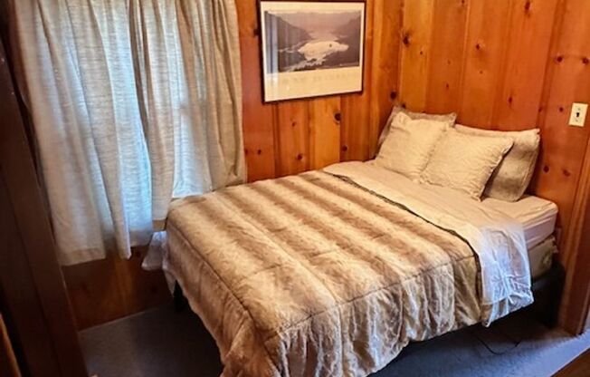 Cozy 2Bd Cabin! Available now for a 3-6 month lease! Call me today!